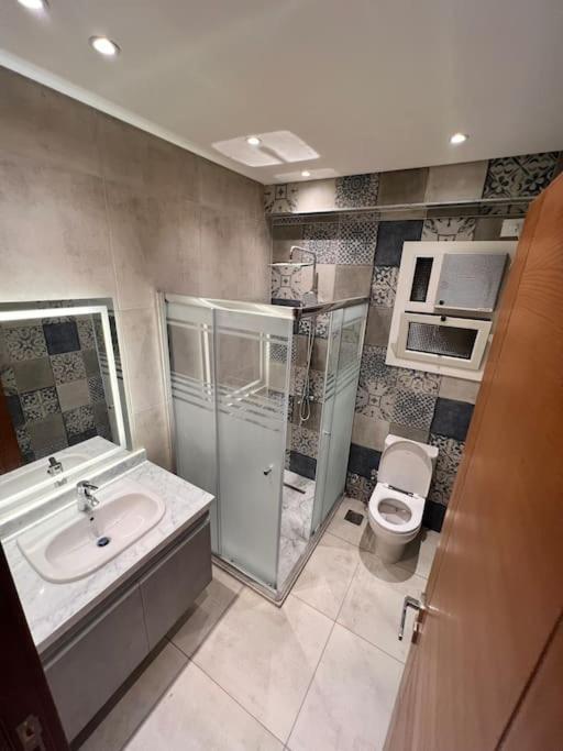 White Palace Served 32 Apartment *