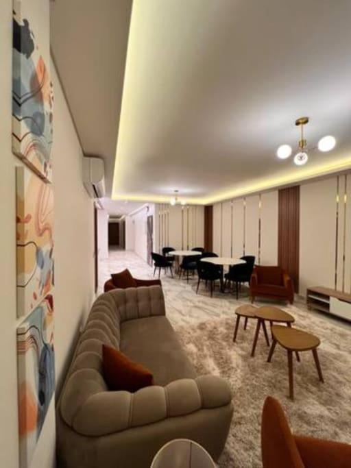 White Palace Served 32 Cairo