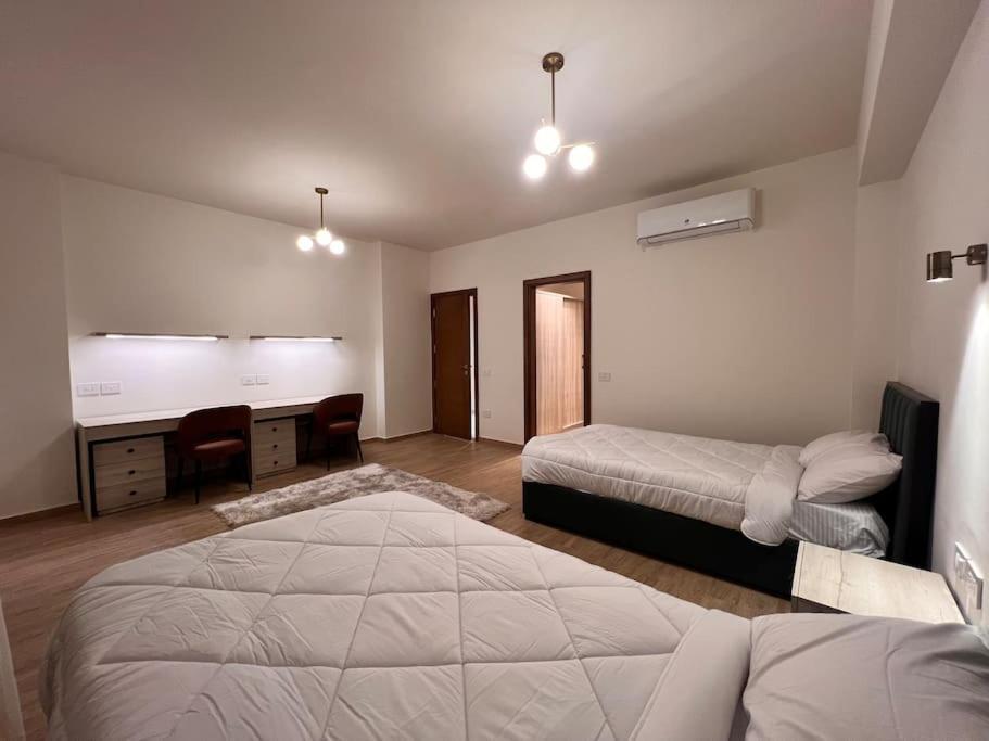 White Palace Served 32 Apartment *